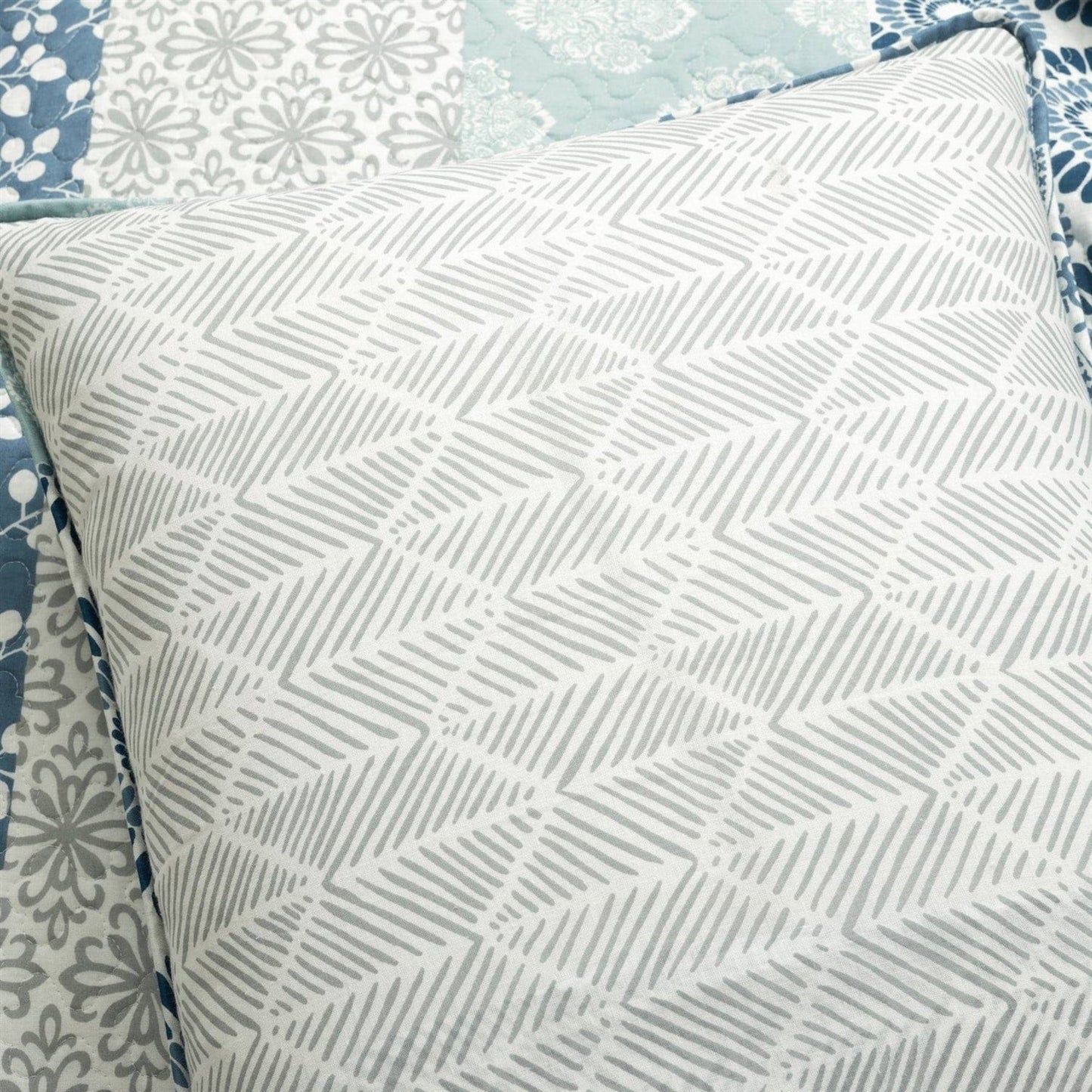 King Size Lightweight 3 Piece Reversible Botanical Blue Damask Quilt Set