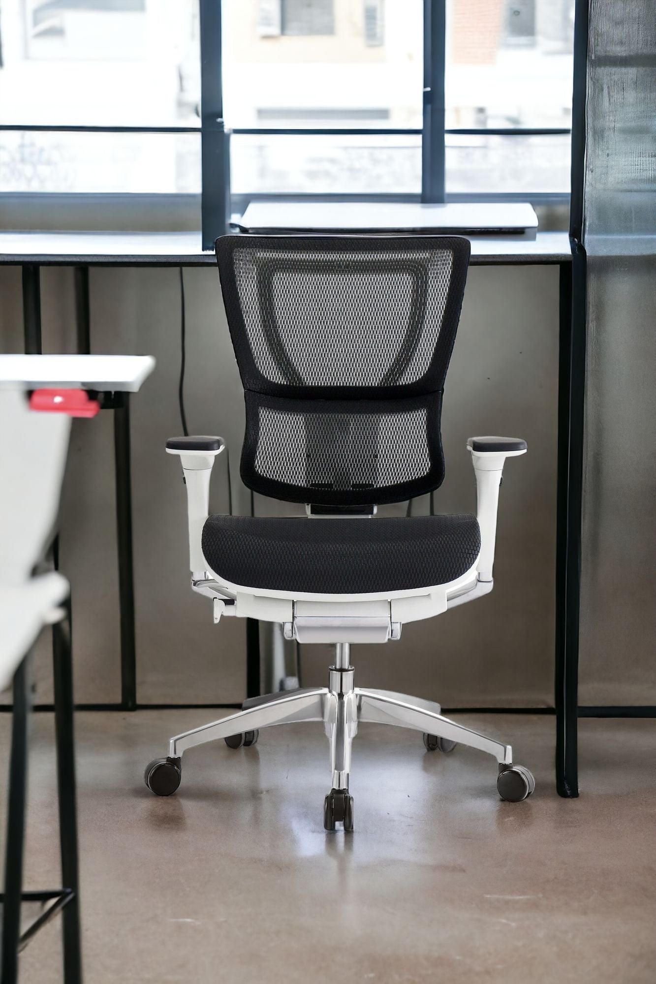 Black and White Adjustable Swivel Mesh Rolling Office Chair