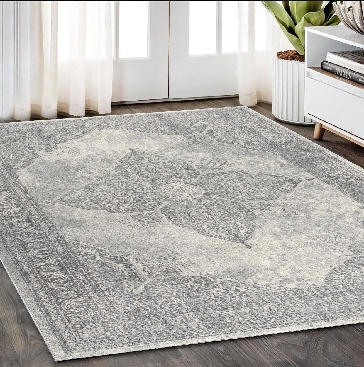 4' X 6' Gray Distressed Medallion Area Rug