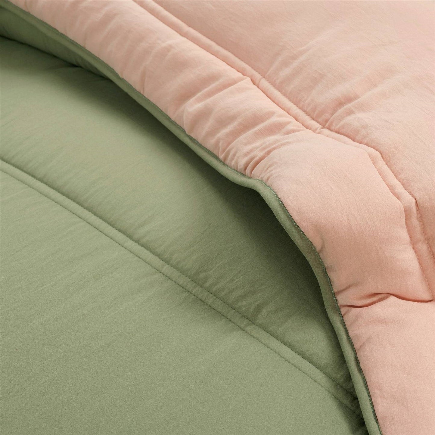 Full/Queen Soft Lightweight Reversible Quilted Comforter Set in Green/Pink