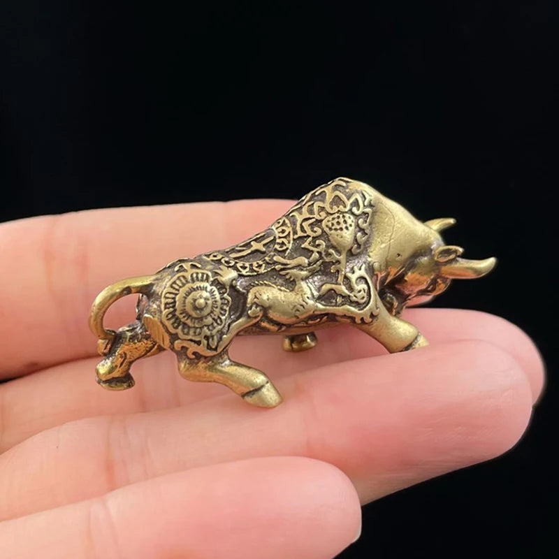 1pcs Retro Brass Lucky Bullfighting Statue Home Decoration Copper Animal Miniature Figurine Bring Wealth Office Desk Decor