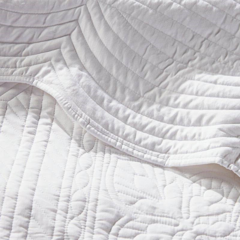 King Size 3 Piece Reversible Scalloped Edges Microfiber Quilt Set in White