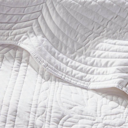 King Size 3 Piece Reversible Scalloped Edges Microfiber Quilt Set in White